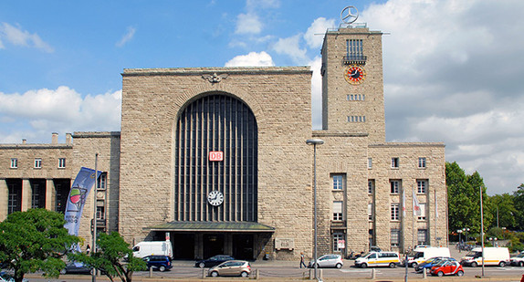 Stuttgart Hauptbahnhof - Eingangsgebäude mit Bahnhofsuhrenturm (Bild: Christian Bedeschinski/ Deutsche Bahn AG)