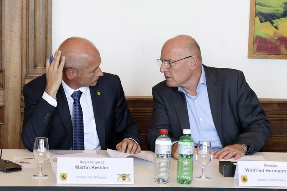 Delegationsreise Kretschmann besucht die Schweiz Verkehrsminister Winfried Hermann (r.) und Martin Kessler (l.), Regierungsrat des Kantons Schaffhausen