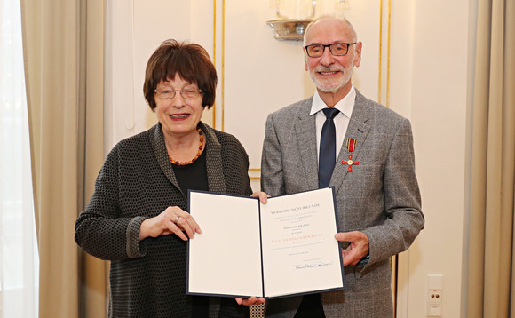 Auszeichnung Verdienstkreuz am Bande für Günter Karl Jung Staatsrätin Gisela Erler (l.) und Günter Jung (r.) (Bild: Staatsministerium Baden-Württemberg)