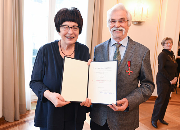 Auszeichnung Verdienstkreuz am Bande für Jens Kück Staatsrätin Gisela Erler (l.) und Jens Kück (r.) (Bild: Staatsministerium Baden-Württemberg)