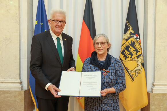 Tag des Ehrenamts Kretschmann würdigt besonderes ehrenamtliches Engagement Ministerpräsident Winfried Kretschmann (l.) und Andrea Le Lan (r.)