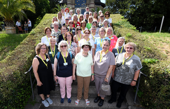Corona Gerlinde Kretschmann dankt ehrenamtlich engagierten Frauen Gruppenbild mit Gerlinde Kretschmann und den eingeladenen ehrenamtlich engagierten Frauen