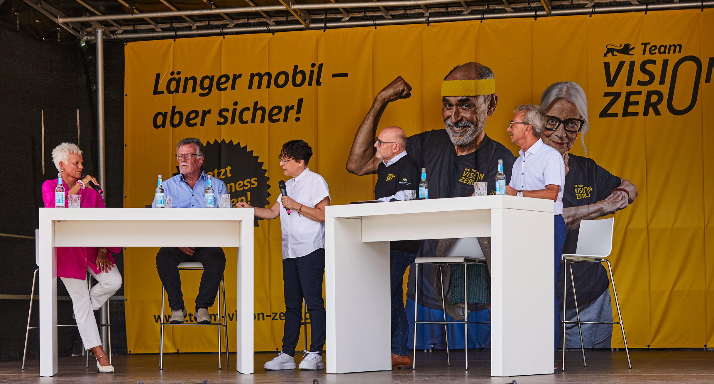 Bühne mit den Teilnehmenden der Panel-Diskussion