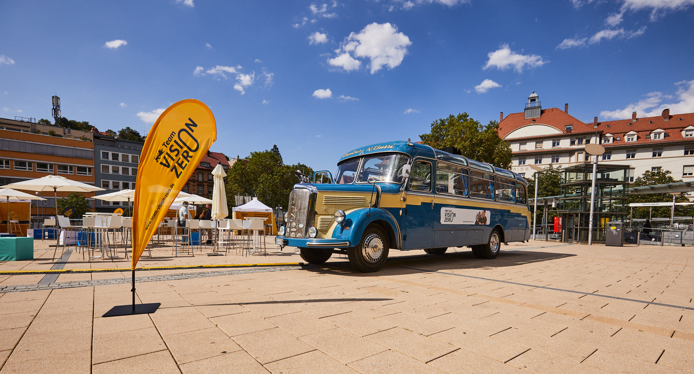 Marienplatz in Stuttgart, auf dem ein Bus und das Banner von Team Vision Zero stehen