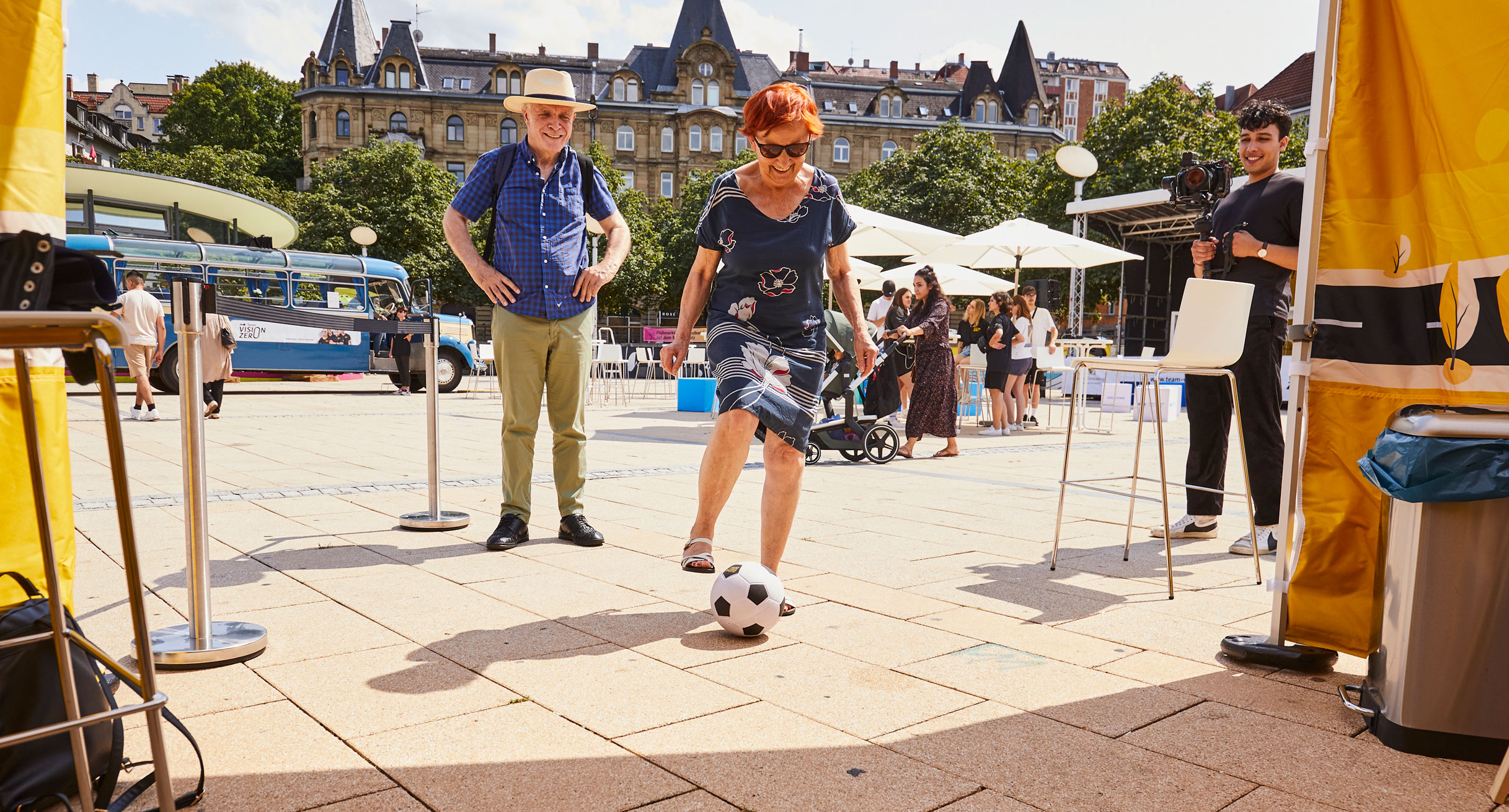 Frau schießt mit Fußball auf ein Tor