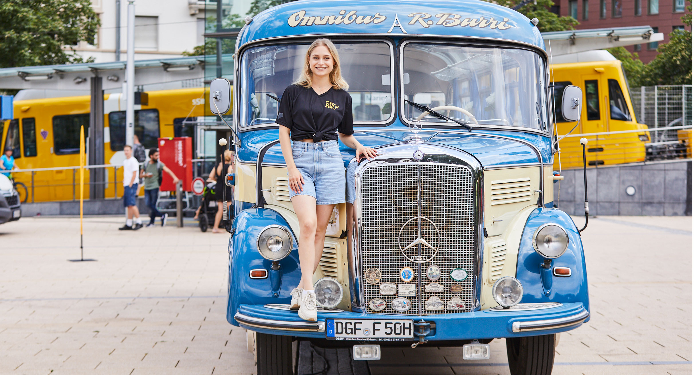 Influencerin Alina Khani steht vorne auf dem WM-Mannschaftsbus von 1954.