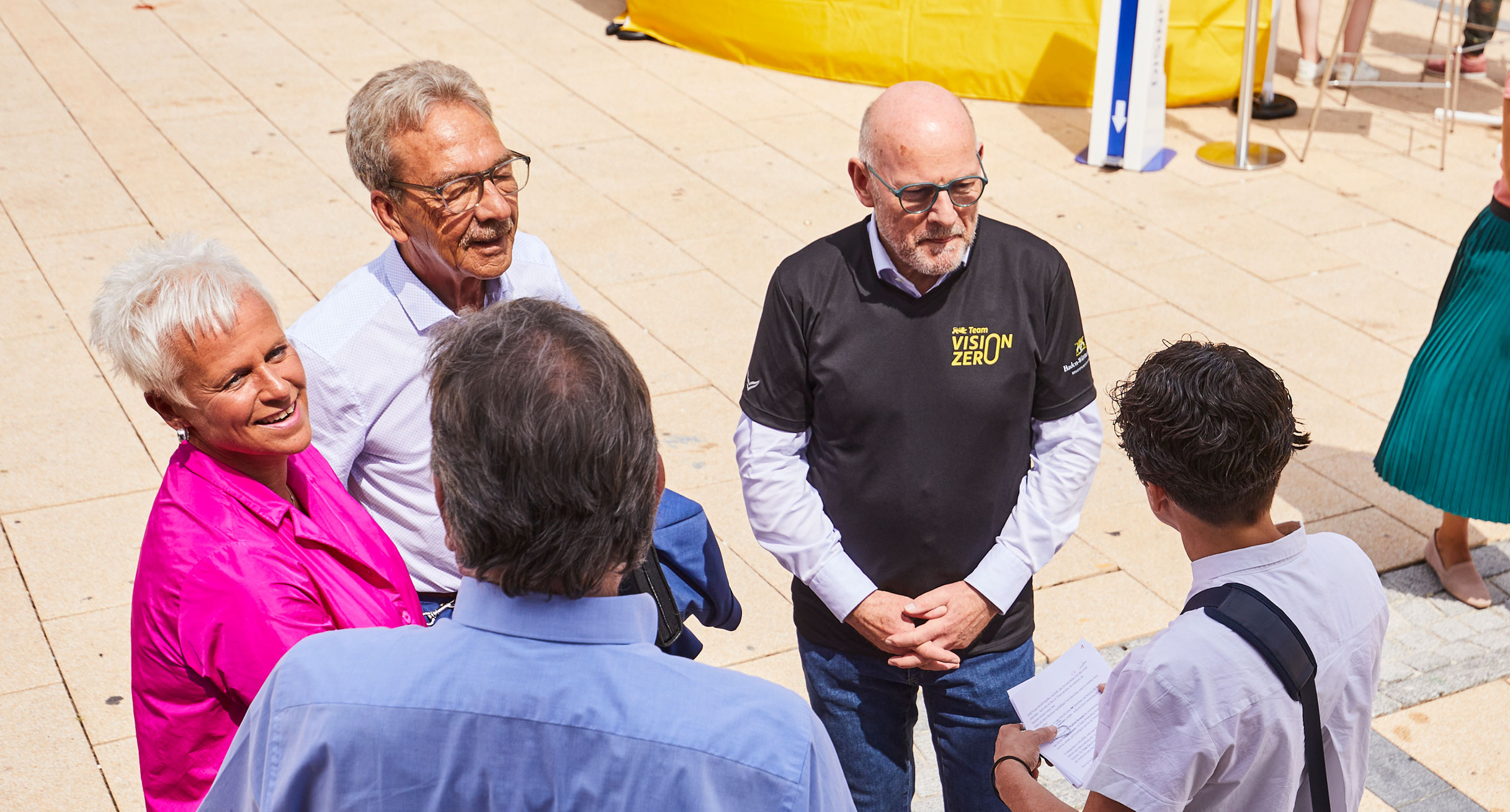 Verkehrsminister Winfried Hermann im Gespräch mit älteren Menschen.