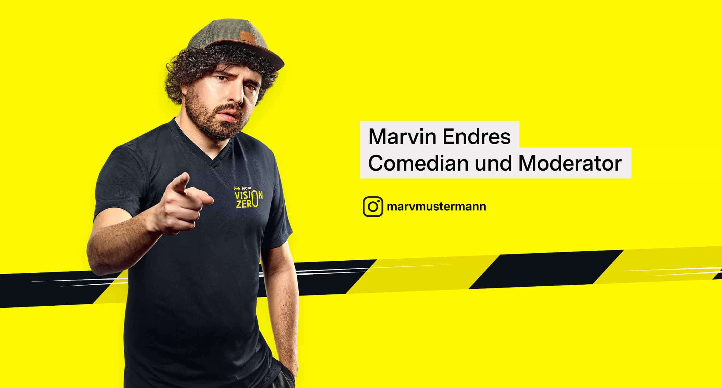 Porträtfoto von Comedian und Moderator Marvin Endres im Team Vision Zero-Shirt.