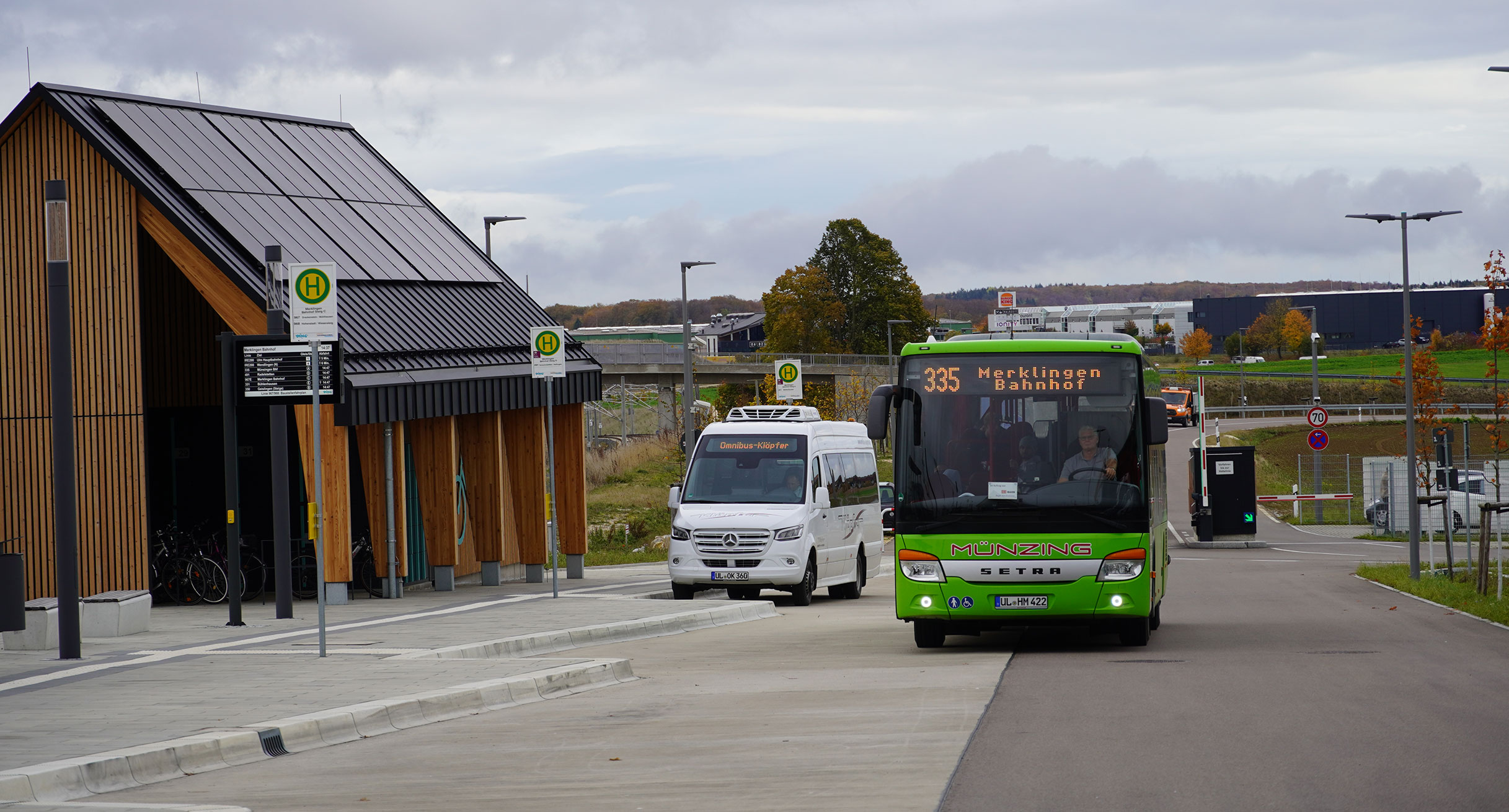 Ein Bus mit dem Ziel Bahnhof Merklingen fährt an eine Haltestelle.