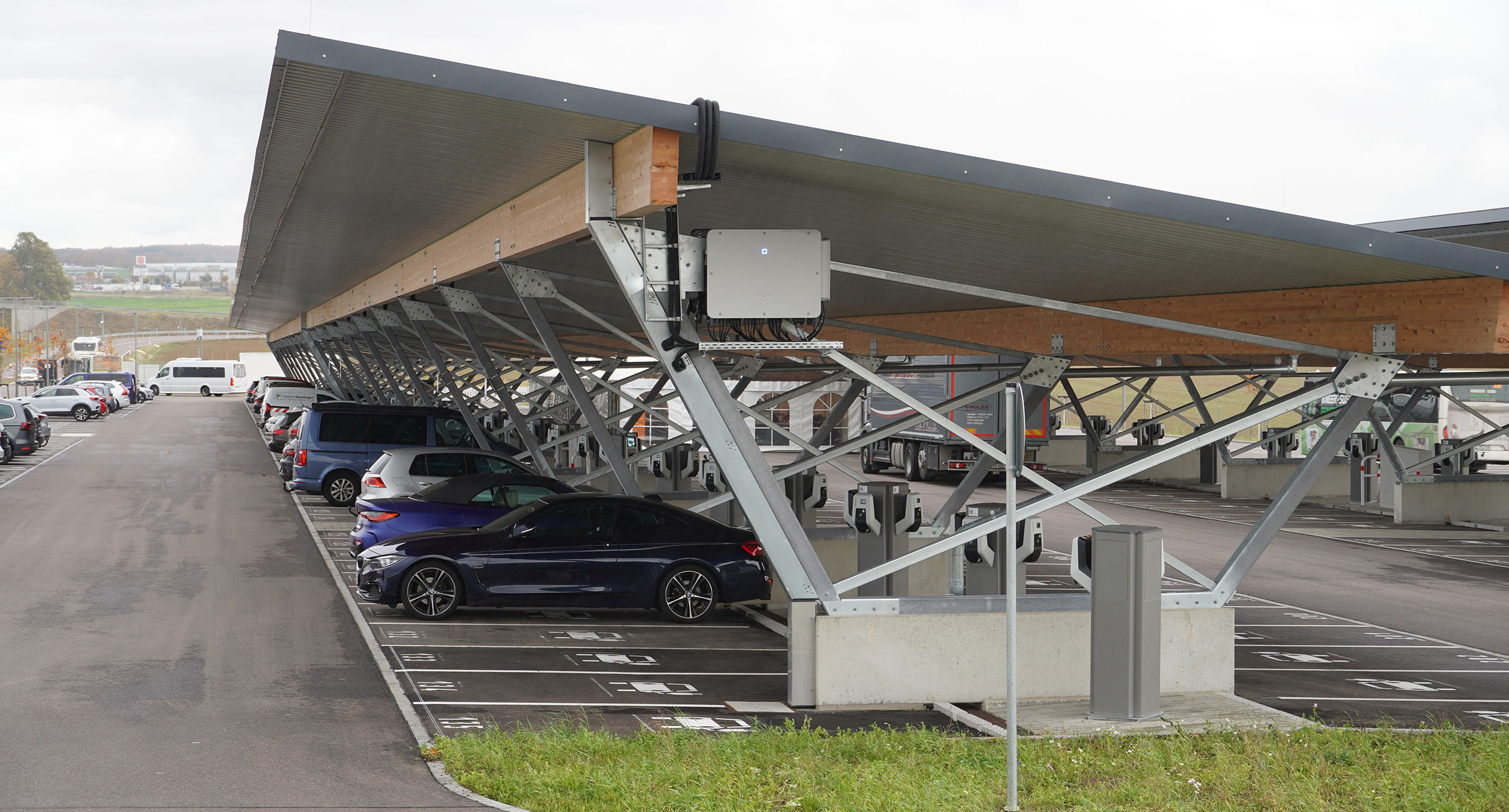 Parkplatz der zu großen Teilen überdacht ist.