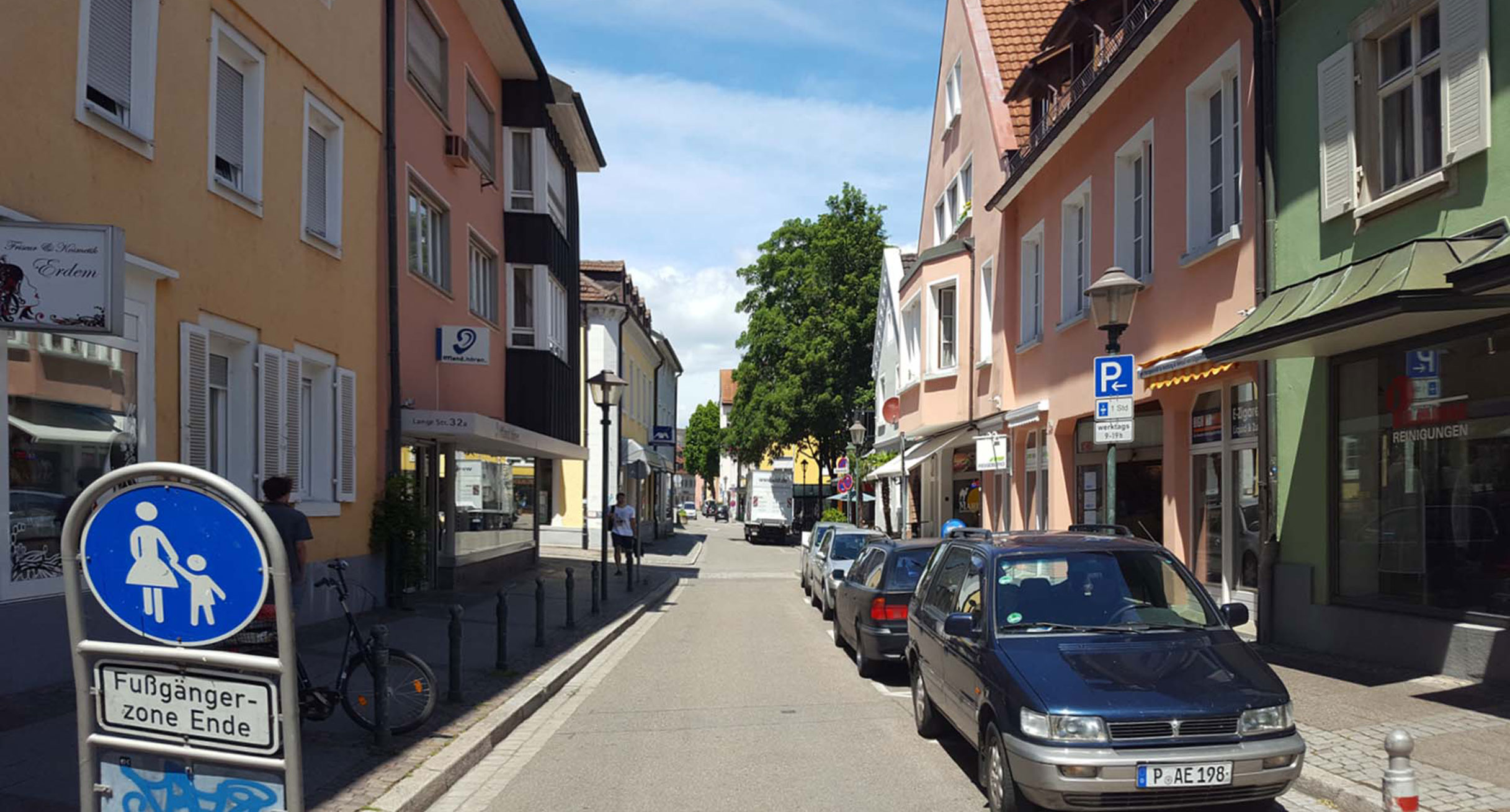 Eine Straße in Offenburg. Viele Autos parken am Straßenrand.