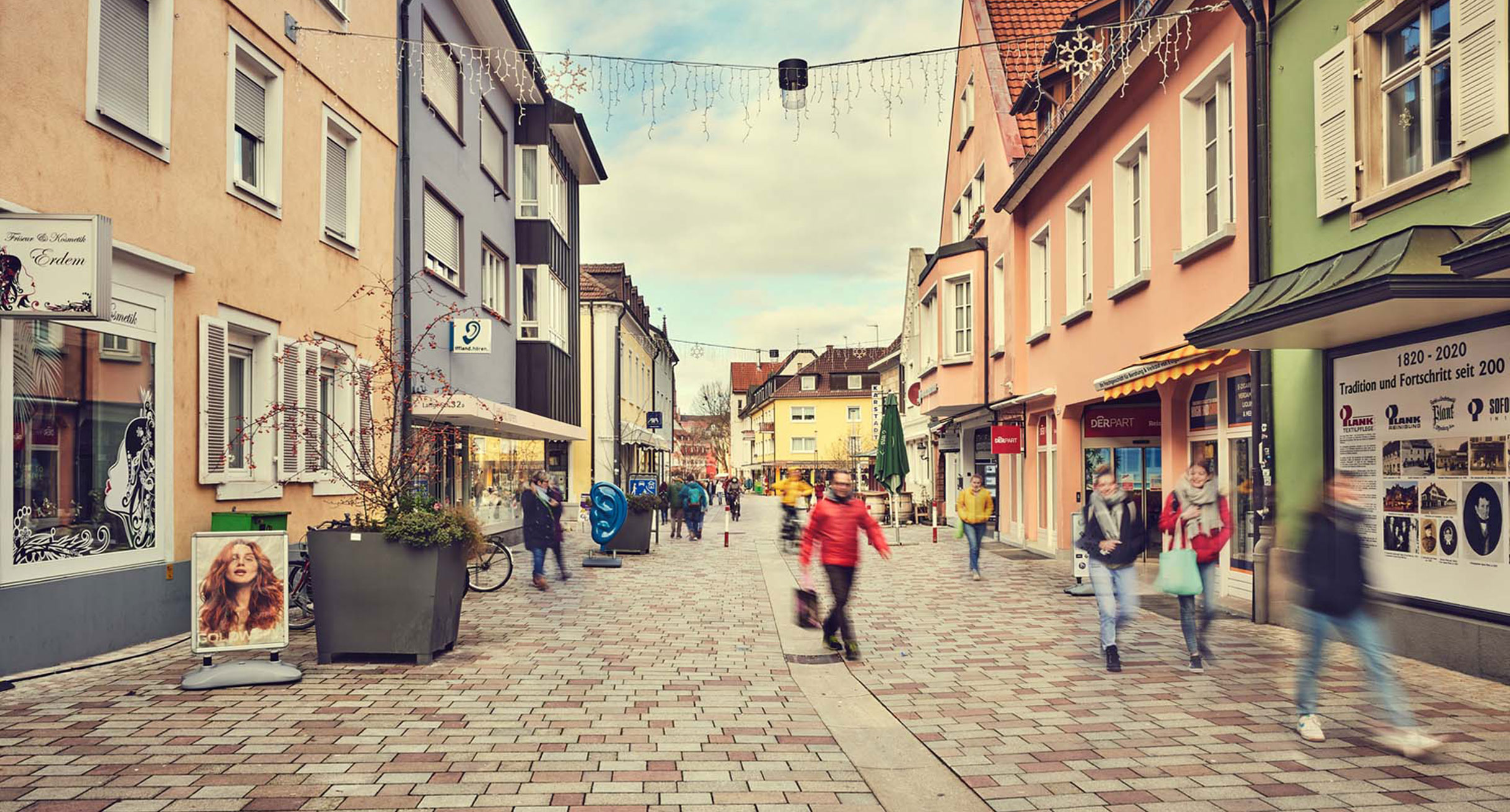 Eine umgestaltete Straße in Offenburg. Eine Fußgängerzone führt durch die Gassen einer Stadt.