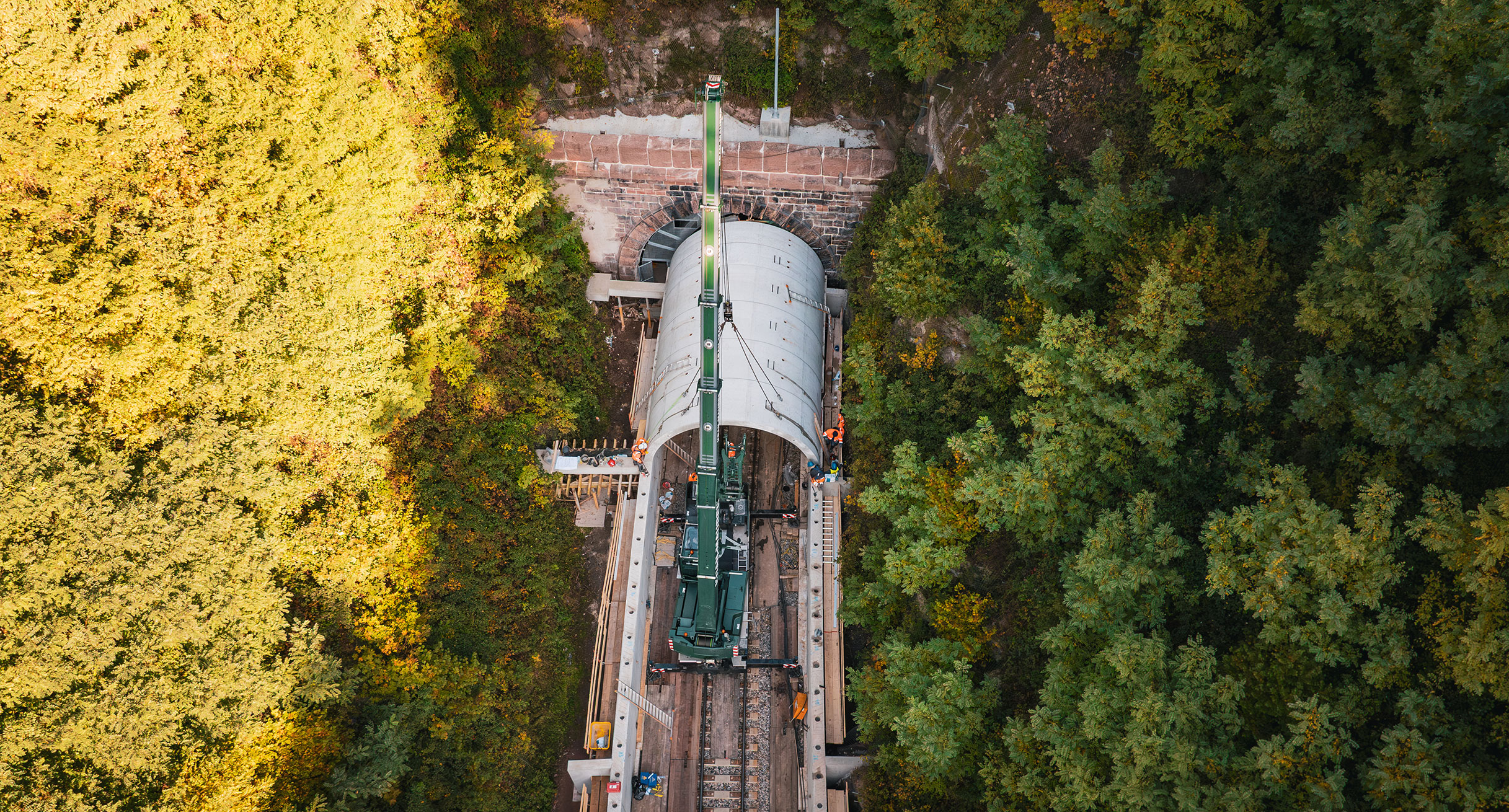Ein Bahntunnel von außen.