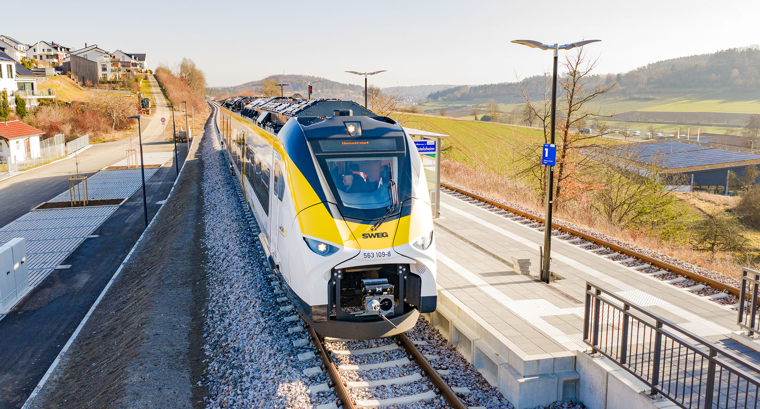 Ein Zug steht an einem neuen Bahnsteig.