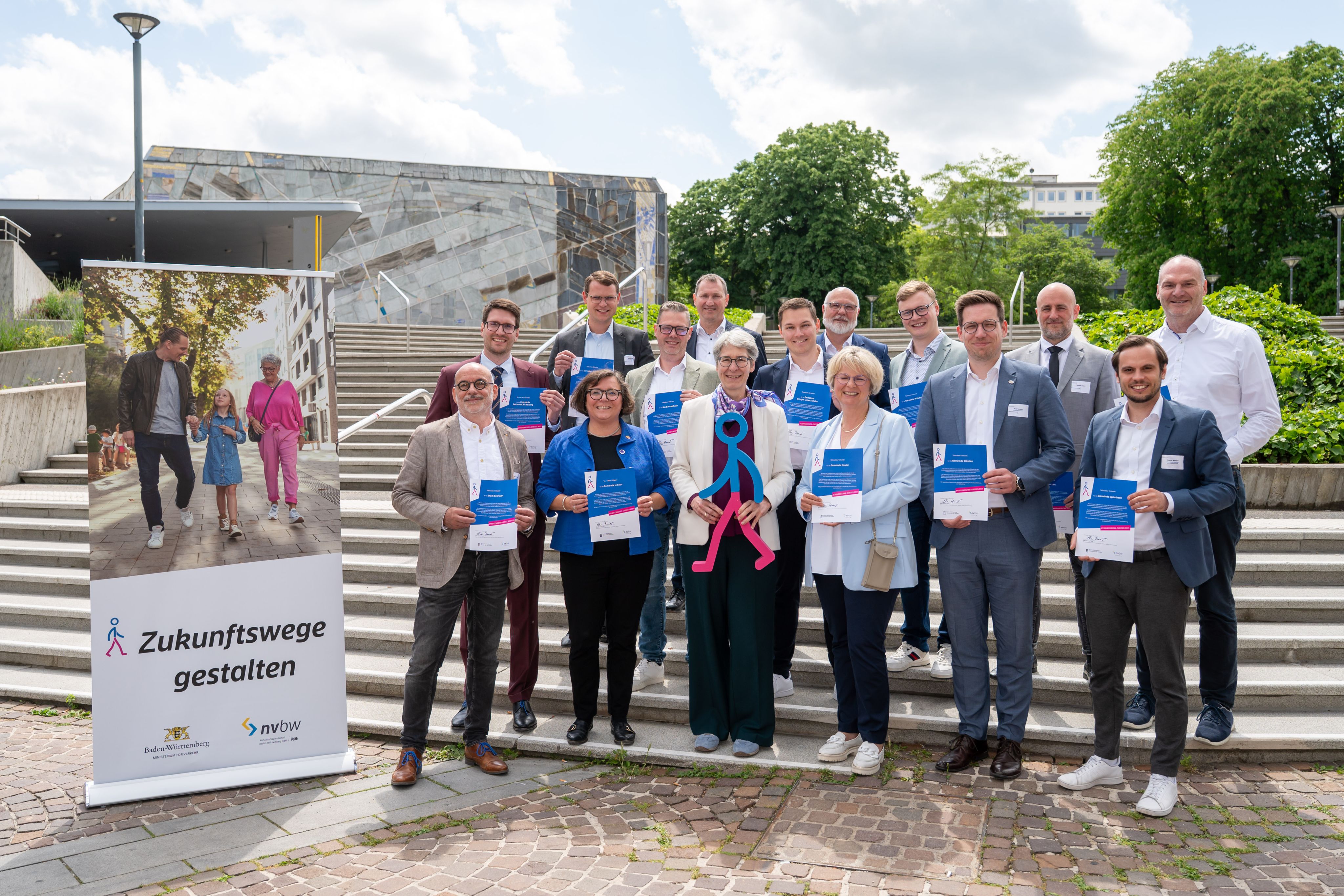 Gruppenfoto der teilnehmenden Städte und Gemeinden mit Staatssekretärin Elke Zimmer