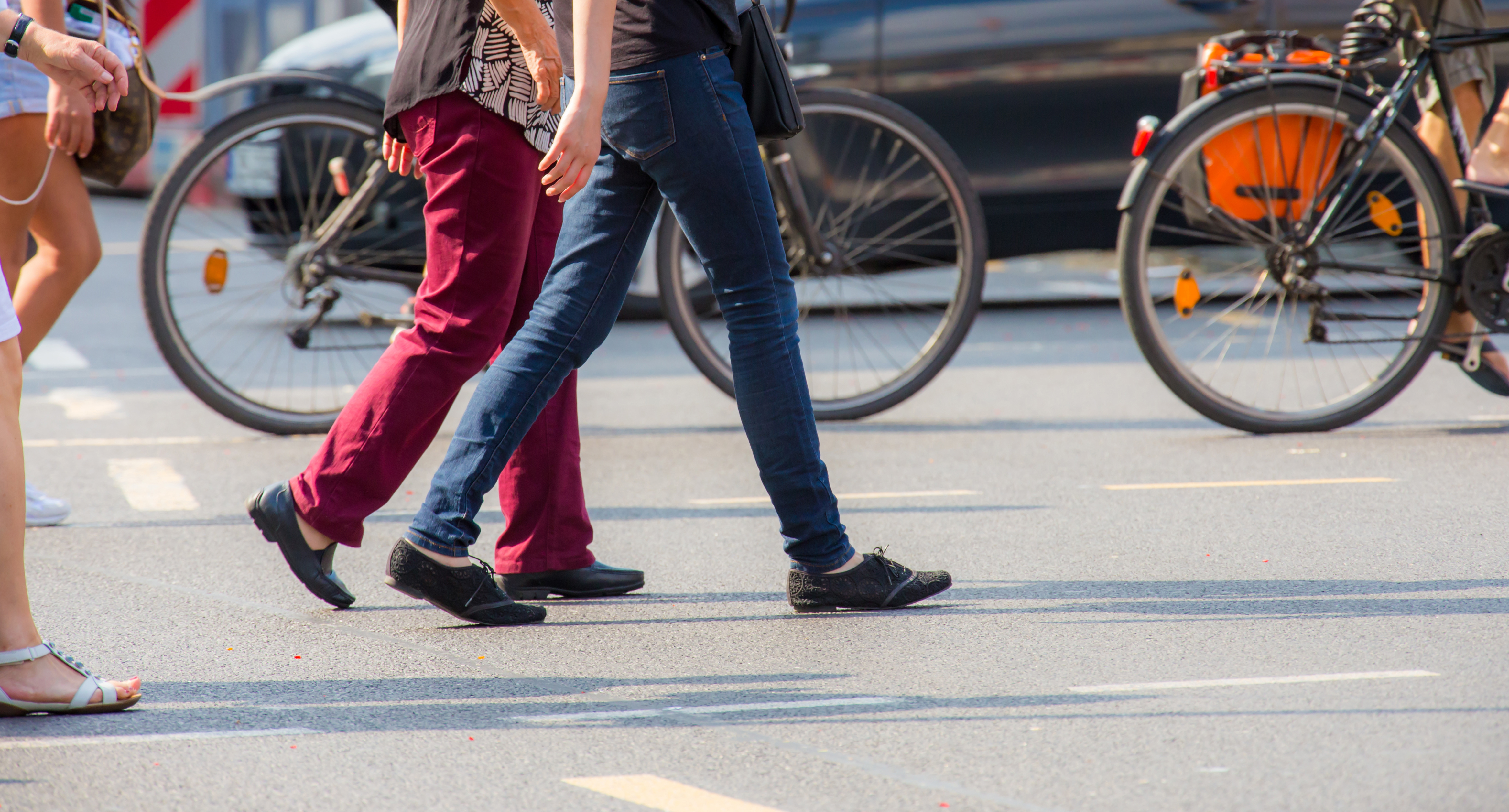 Fußgänger und Fahrradfahrer