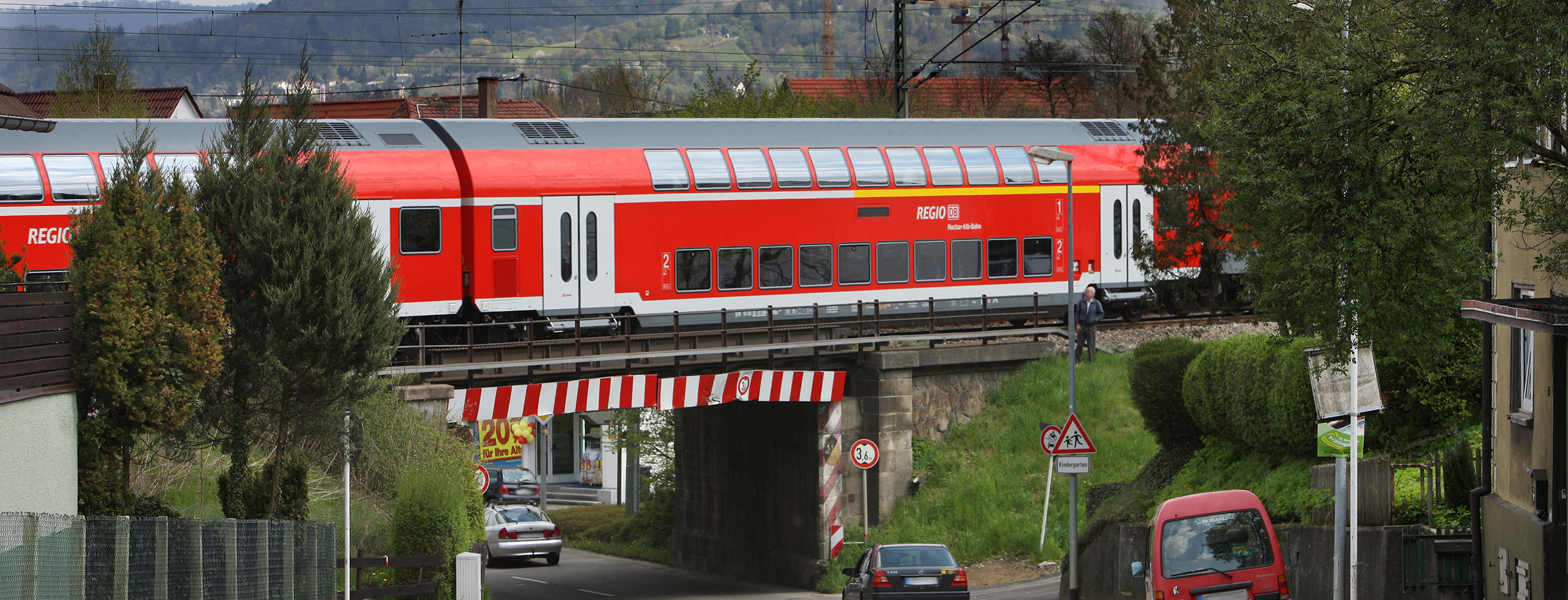 Zug überquert Brücke in Reutlingen, im Hintergrund ist die Achalm zu sehen (Bild: Manfred Grohe)