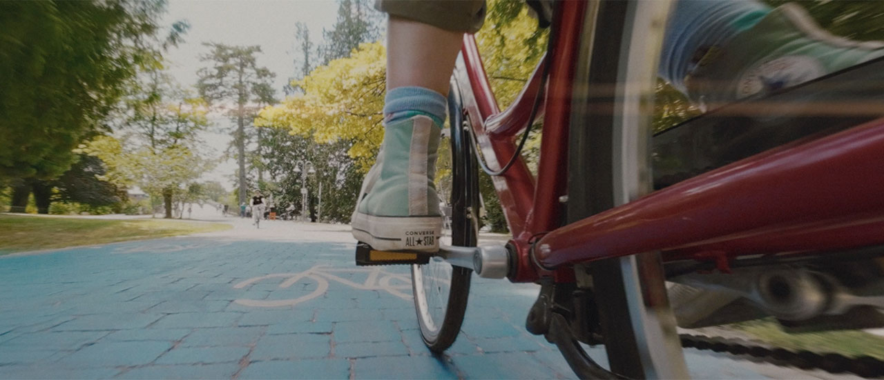 Fuß tritt auf das Pedal eines Fahrrads.