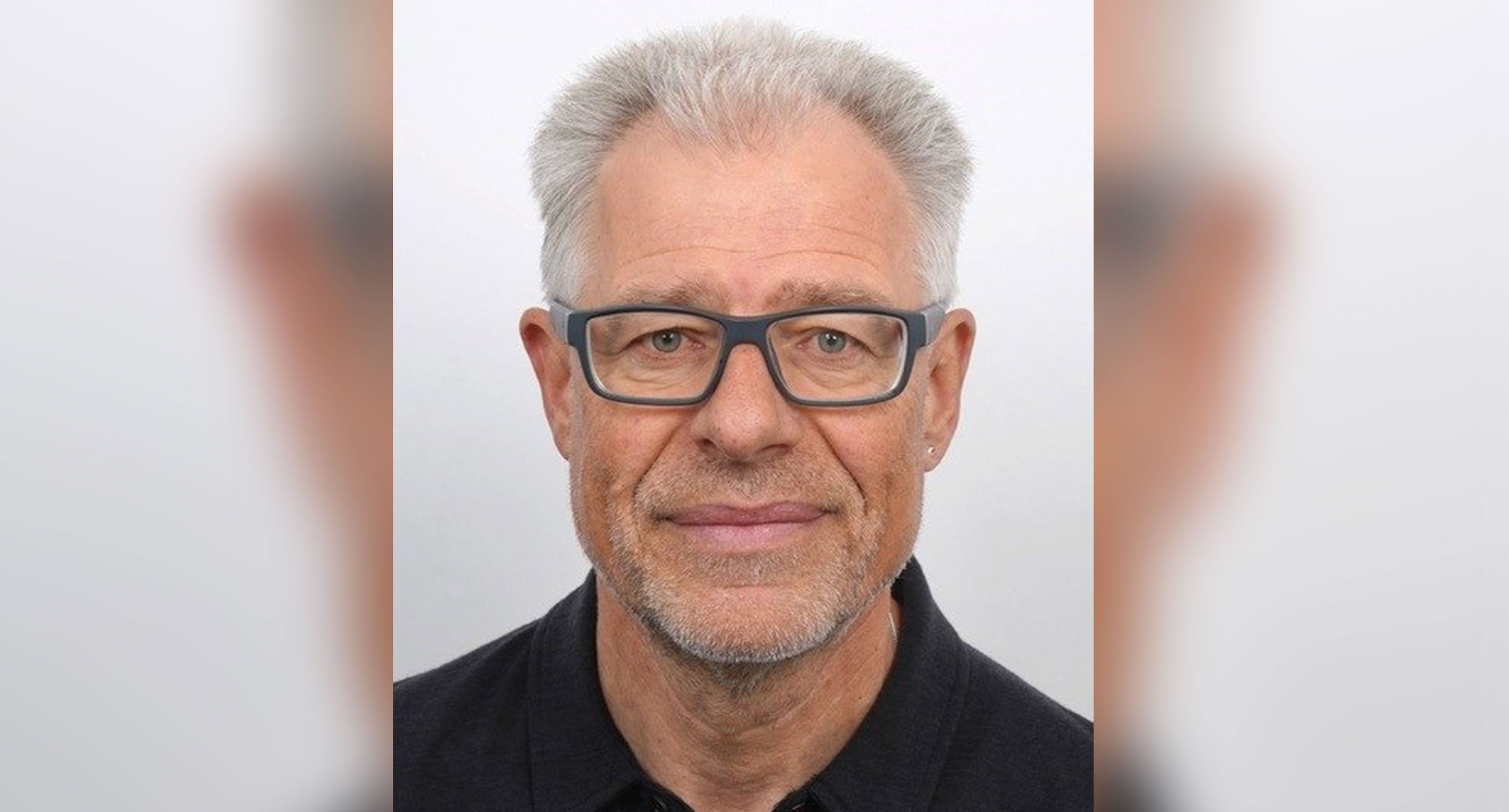 Porträtfoto eines älteren Manns mit Brille.