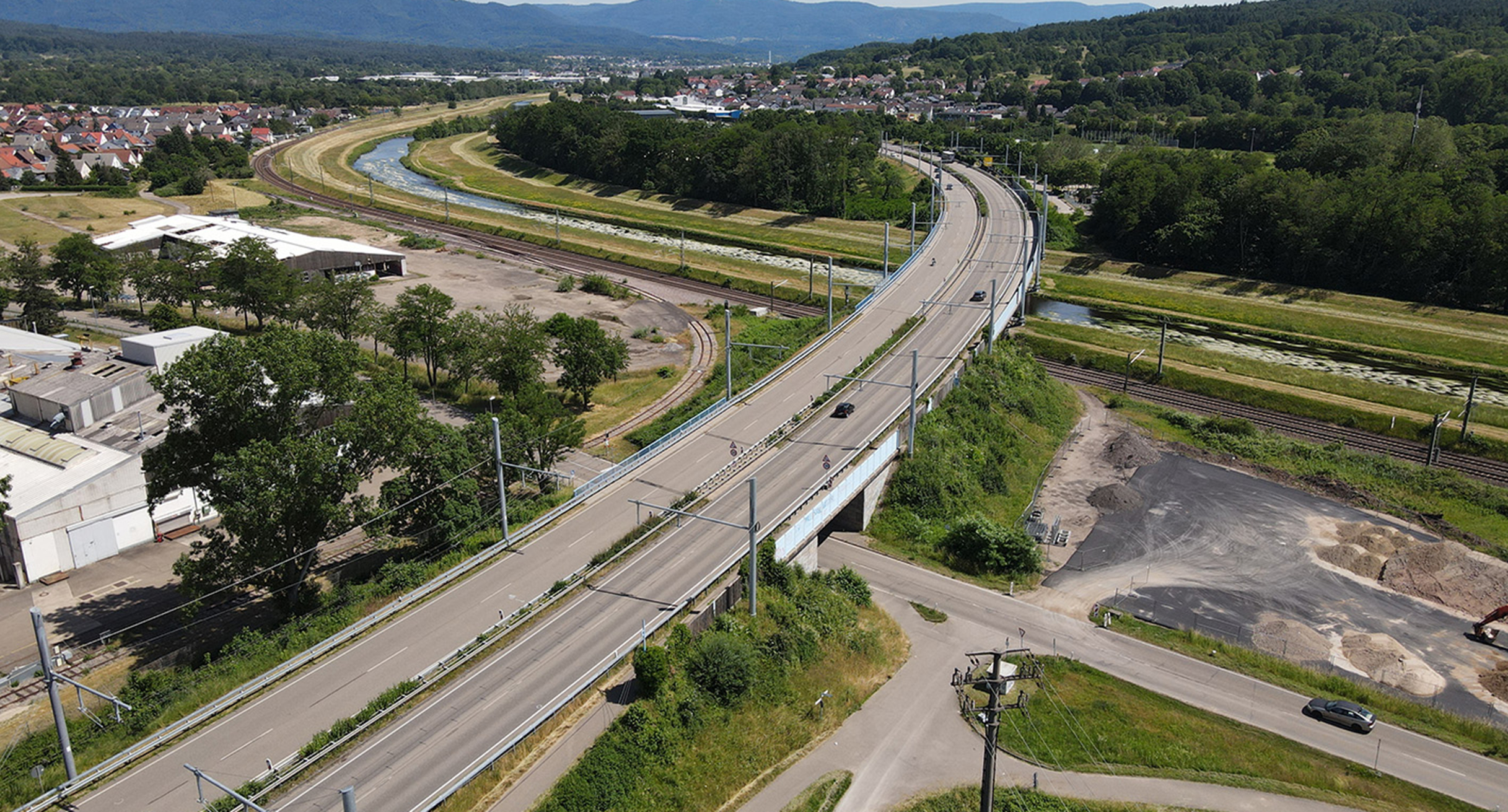 Bundesstraße schängelt sich durch ein Tal.