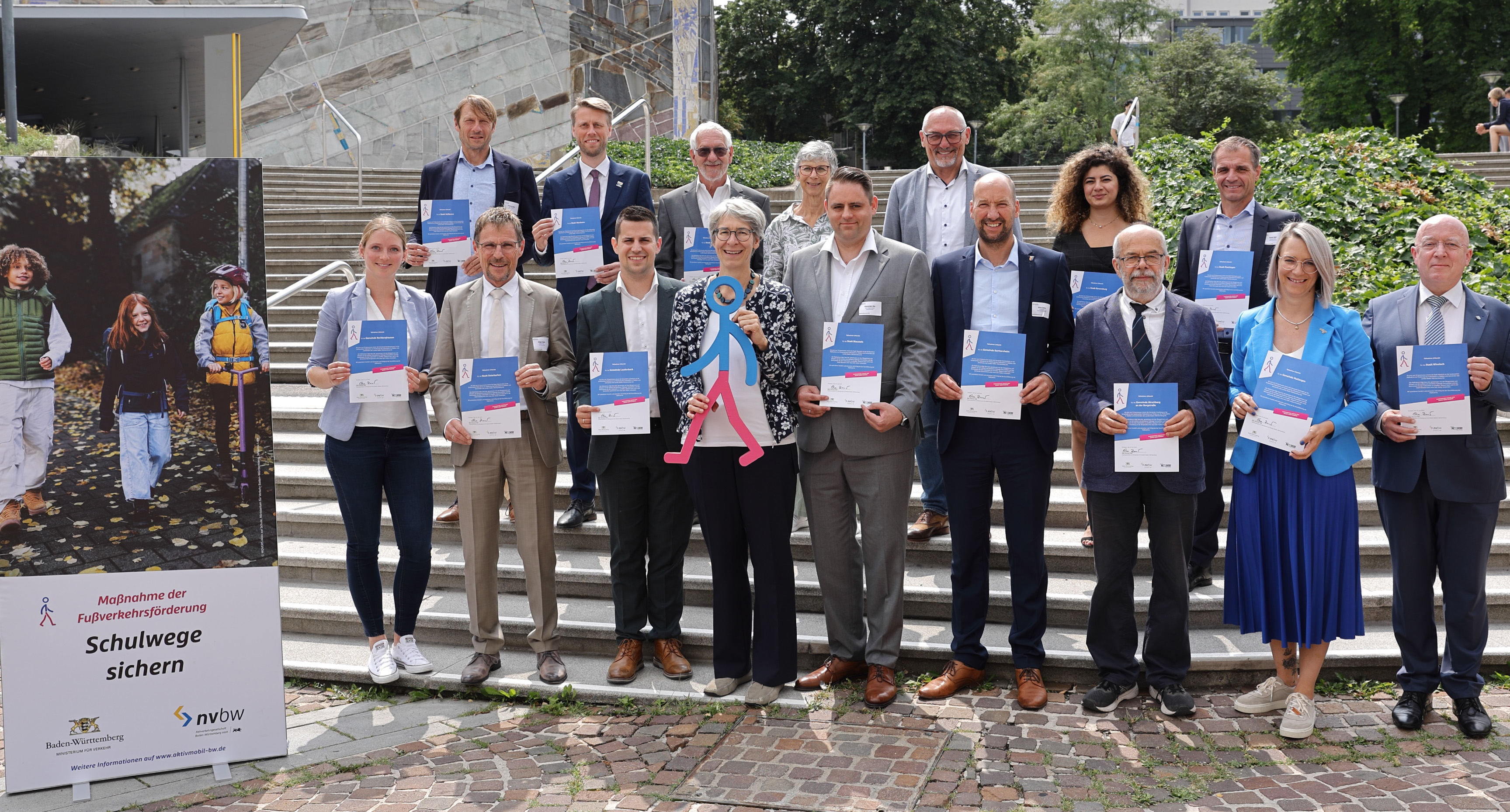 Staatssekret&auml;rin Elke Zimmer zusammen mit den Gewinnern des Fu&szlig;verkehrschecks. 